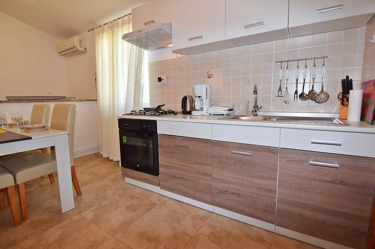 Apartments Jeromela Fazana